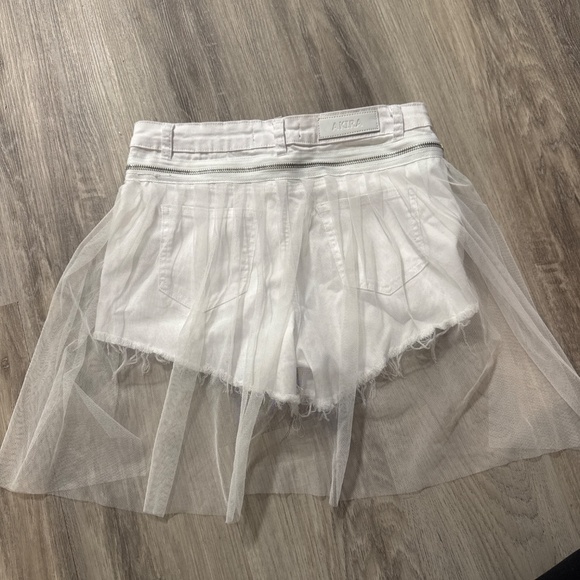 White shorts - Picture 2 of 2